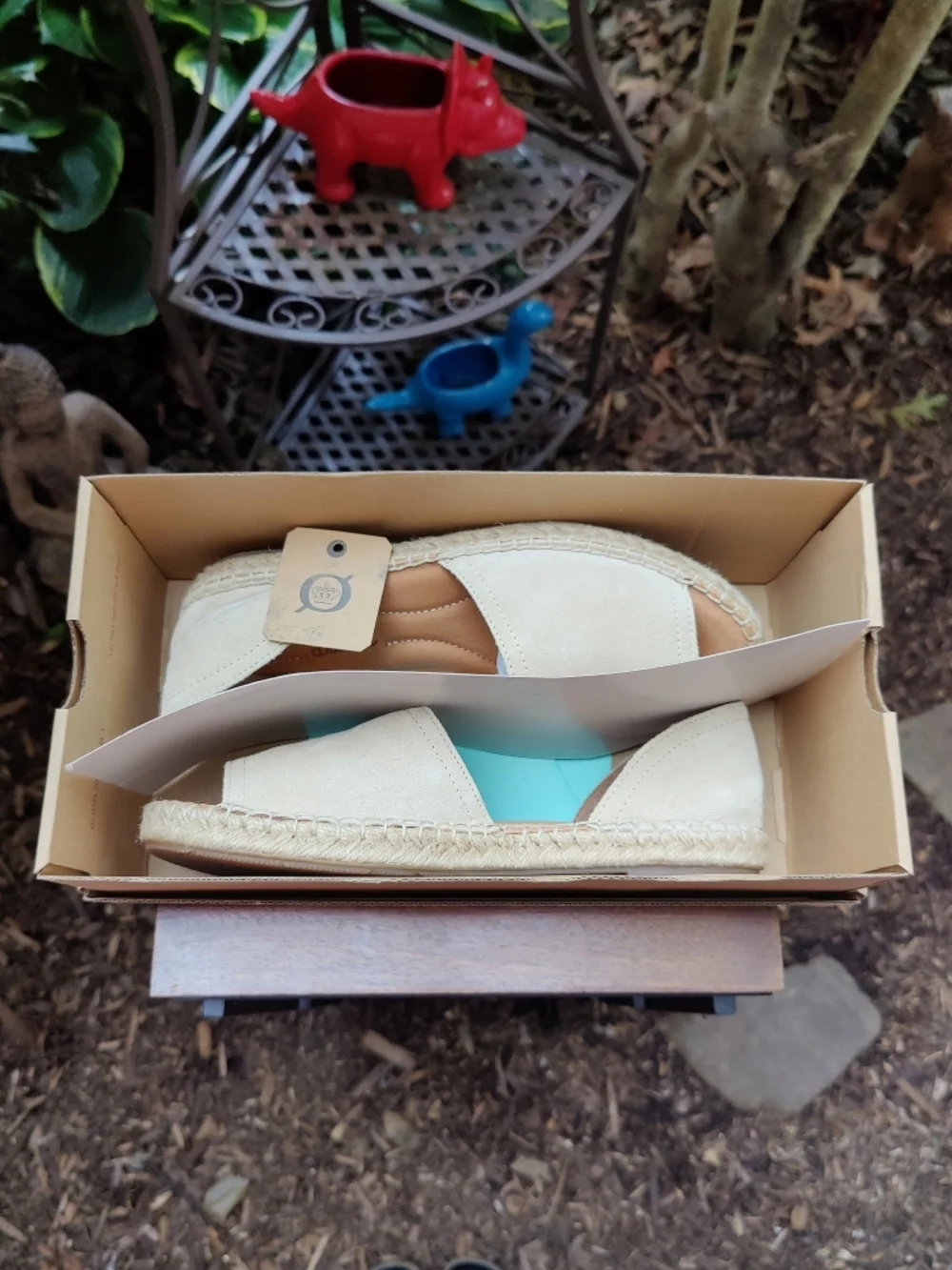 Born Drilles Espadrilles Flat Sandals Size 7.5 Suede Natural Beige Peep Toe Seak